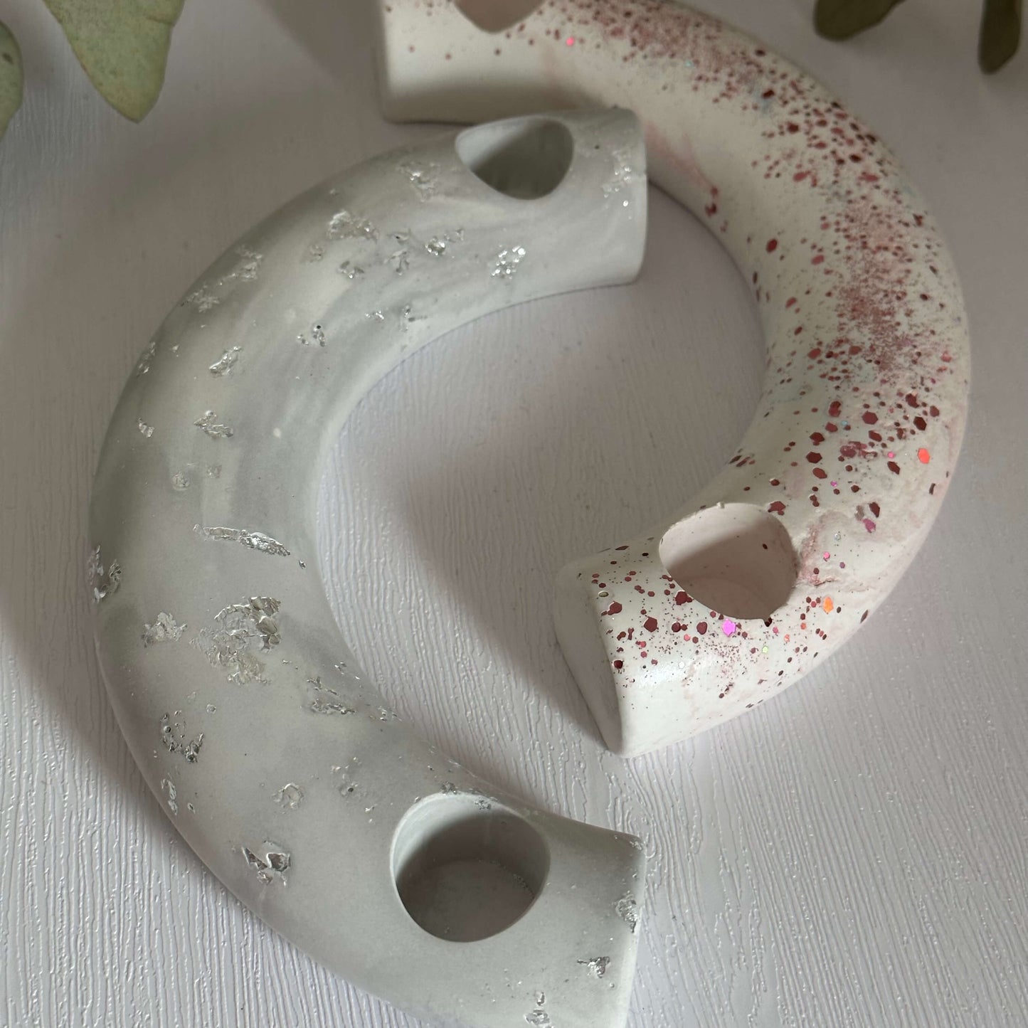 kerzenhalter-fuer-stabkerzen-grau-rosa-glitzer