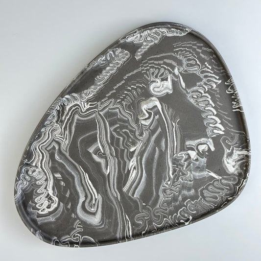 tablett-asymmetrisch-grau-weiss